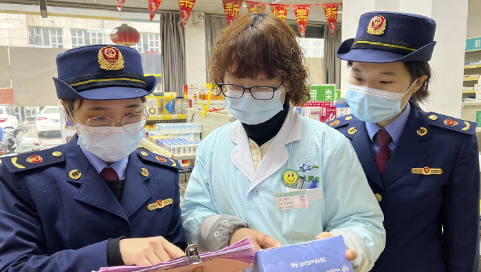 圖為執(zhí)法人員檢查新冠病毒抗原檢測試劑購銷記錄。