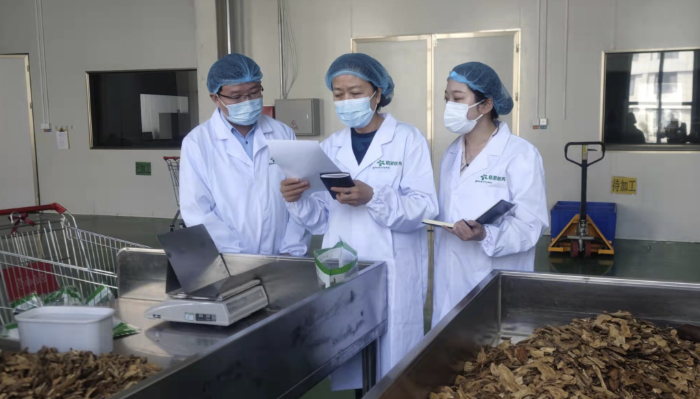 圖為執(zhí)法人員對(duì)防疫用中藥飲片質(zhì)量進(jìn)行監(jiān)督檢查。