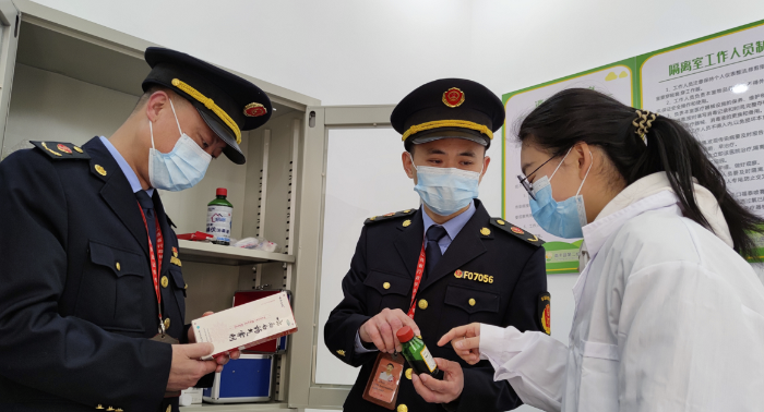 圖為執(zhí)法人員正在一家幼兒園醫(yī)務(wù)室檢查藥品質(zhì)量。