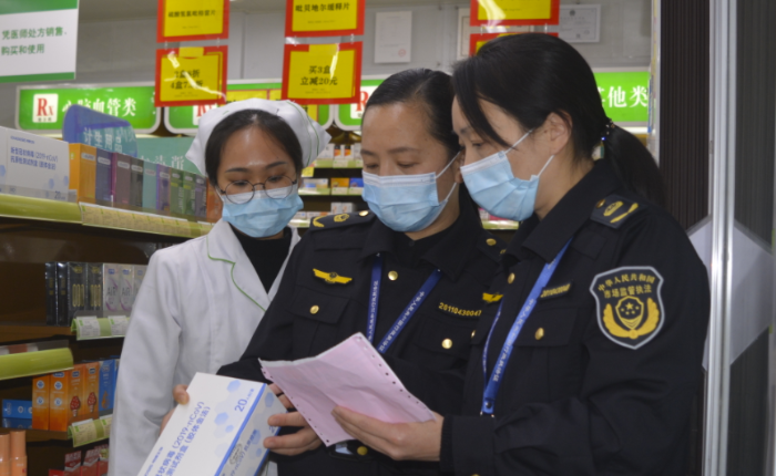 圖為執(zhí)法人員在藥店檢查。