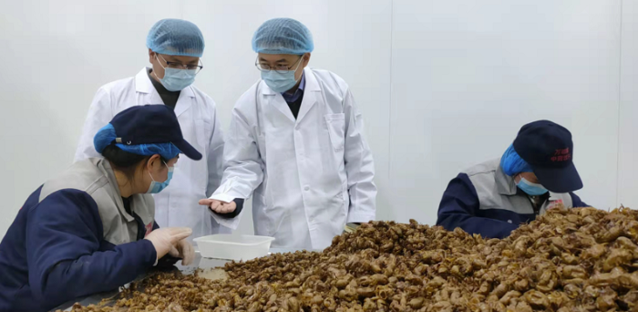 圖為執(zhí)法人員在中藥飲片生產(chǎn)企業(yè)進(jìn)行現(xiàn)場(chǎng)檢查。