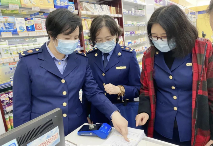 圖為執(zhí)法人員檢查藥品銷售記錄。