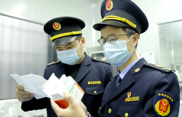 圖為執(zhí)法人員在一家檢測(cè)機(jī)構(gòu)檢查。