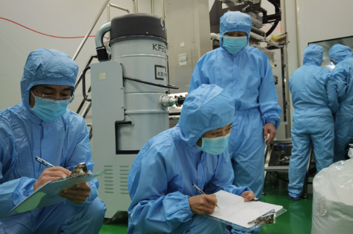 圖為執(zhí)法人員在一家藥品生產(chǎn)企業(yè)檢查。