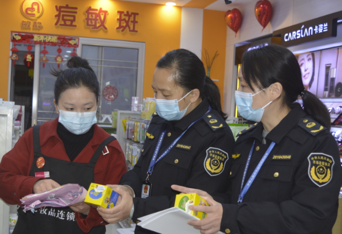 圖為執(zhí)法人員在化妝品經(jīng)營(yíng)單位檢查。