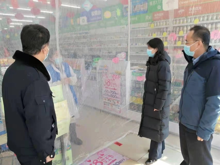 圖為吉林省藥監(jiān)局黨組成員、副局長(zhǎng)藍(lán)翁弛（中），藥品安全總監(jiān)李金波檢查藥店疫情防控情況。