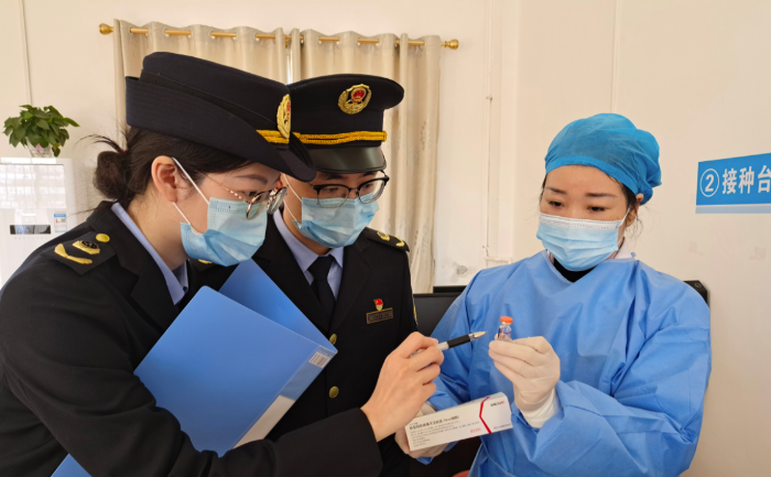 圖為執(zhí)法人員在一家醫(yī)院檢查新冠疫苗和抗原檢測(cè)試劑。