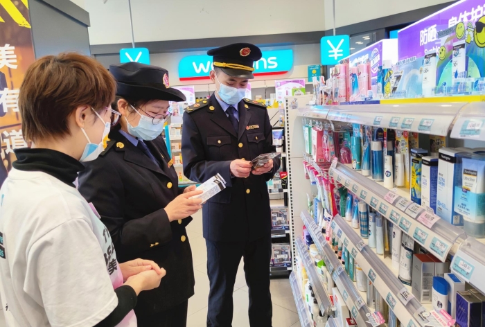 圖為執(zhí)法人員在一家化妝品專營店檢查防曬類化妝品。