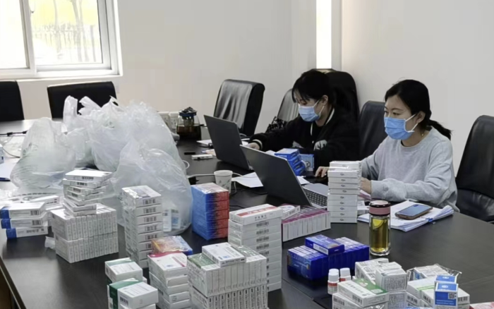 圖為工作人員開展抽檢活動(dòng)。