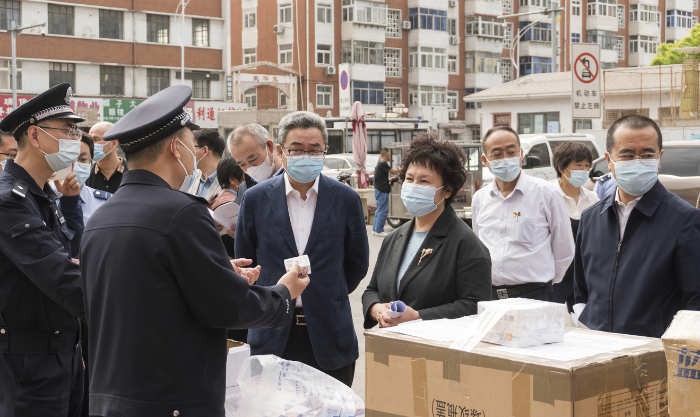 圖為執(zhí)法人員在向群眾普及安全用藥知識。