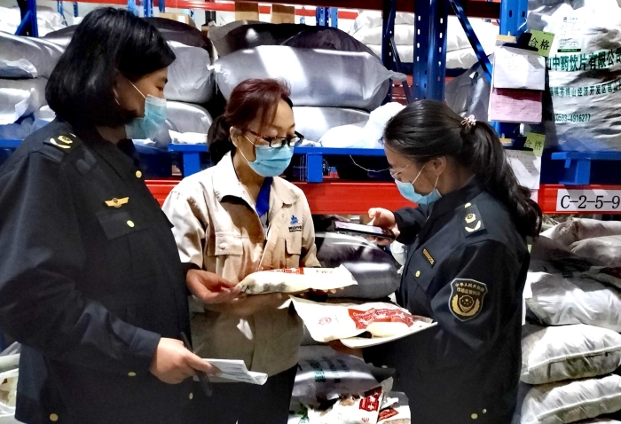 圖為檢查現(xiàn)場。（李娜攝）