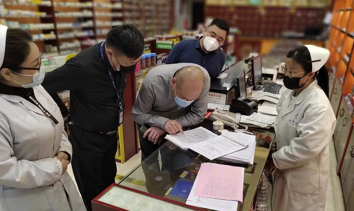 圖為五一假期期間檢查組檢查轄區(qū)零售藥店。