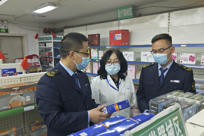 圖為執(zhí)法人員在一家藥店檢查。
