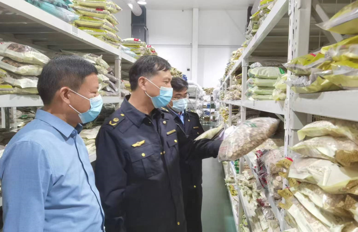 圖為執(zhí)法人員在藥品儲(chǔ)存企業(yè)檢查。