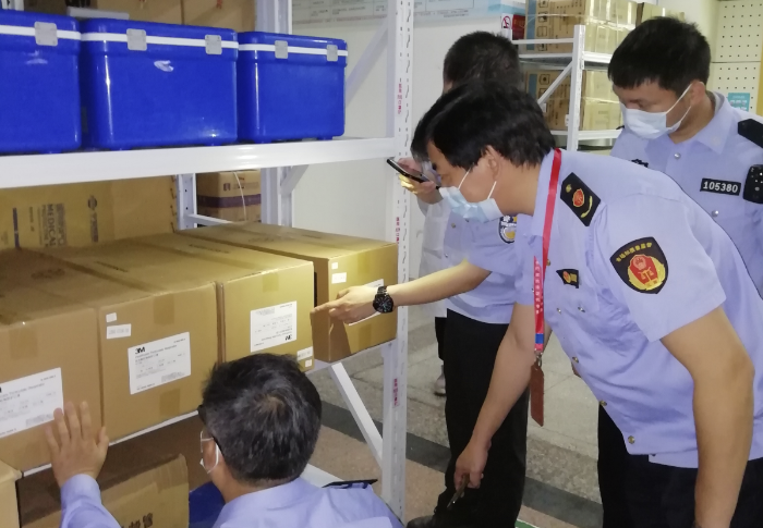 圖為執(zhí)法人員檢查防疫器械。