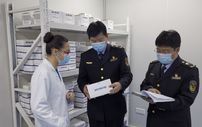 圖為檢查人員對山東博科診斷科技有限公司進行檢查。
