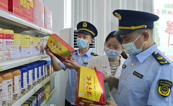 圖為執(zhí)法人員檢查保健食品是否虛假夸大宣傳。