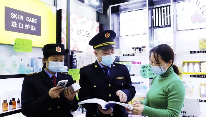 圖為執(zhí)法人員檢查進(jìn)口化妝品標(biāo)簽標(biāo)識。