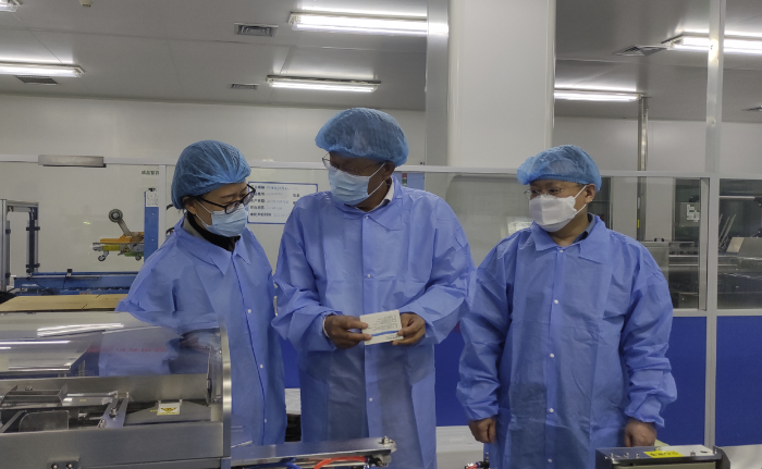 圖為檢查人員在一家集采中選企業(yè)檢查。