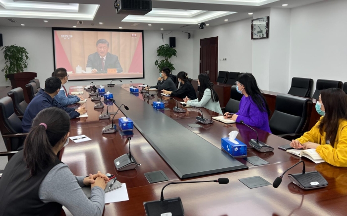 集團(tuán)青年職工們收看慶祝中國共產(chǎn)主義共青團(tuán)成立100周年大會(huì)