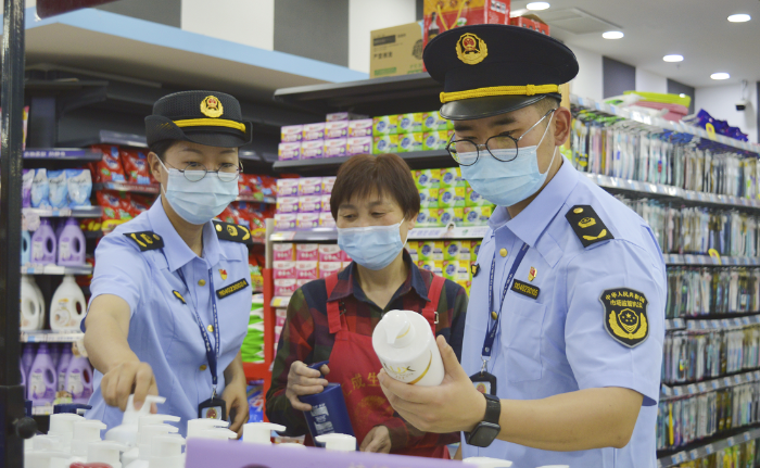 圖為南潯區(qū)市場監(jiān)管局執(zhí)法人員在一家超市檢查化妝品標(biāo)簽。