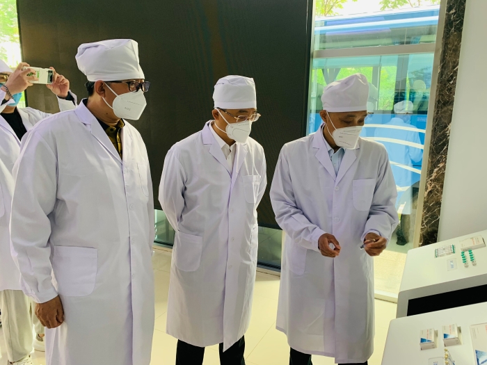 圖為吉林省副局長(zhǎng)付兆峰（中）指導(dǎo)幫扶企業(yè)解決實(shí)際問(wèn)題。