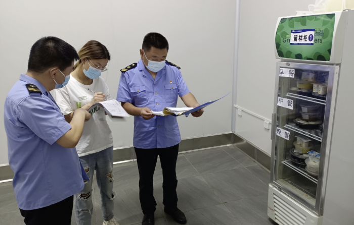 圖為6月7日，尉氏縣市場監(jiān)管局執(zhí)法人員在一考點(diǎn)餐飲部門檢查食品留樣備查制度落實(shí)情況。