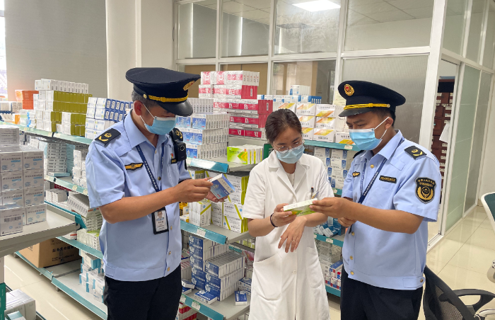 圖為安吉縣市場(chǎng)監(jiān)管局執(zhí)法人員在上墅衛(wèi)生院查看醫(yī)療器械檢測(cè)器具檢驗(yàn)日期。