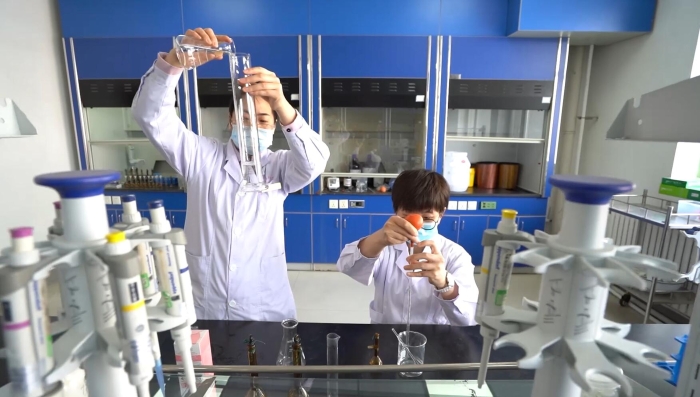 圖為檢驗(yàn)人員做化妝品樣品提取實(shí)驗(yàn).(葉陽歡攝) 圖為檢驗(yàn)人員做化妝品樣品提取實(shí)驗(yàn).(葉陽歡攝)