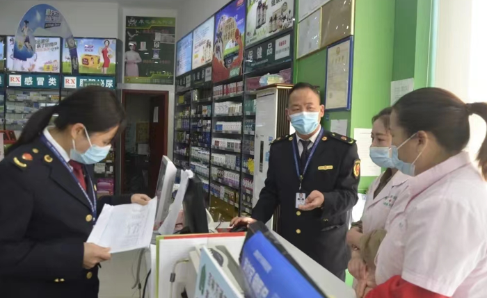 圖為盤(pán)州市市場(chǎng)監(jiān)管局執(zhí)法人員在一家藥店開(kāi)展疫情期間“四類(lèi)藥品”管控登記檢查。