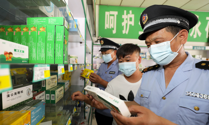 圖為6月13日，濉溪縣鐵佛市場(chǎng)監(jiān)督管理所執(zhí)法人員在轄區(qū)內(nèi)一家藥店檢查。