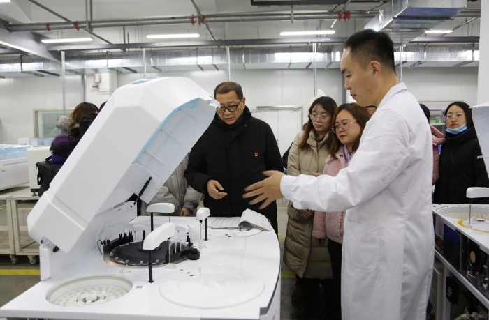 圖為吉林省藥品審批中心在吉林省迪瑞醫(yī)療科技有限公司生產車間調研。（資料圖，葉陽歡攝）