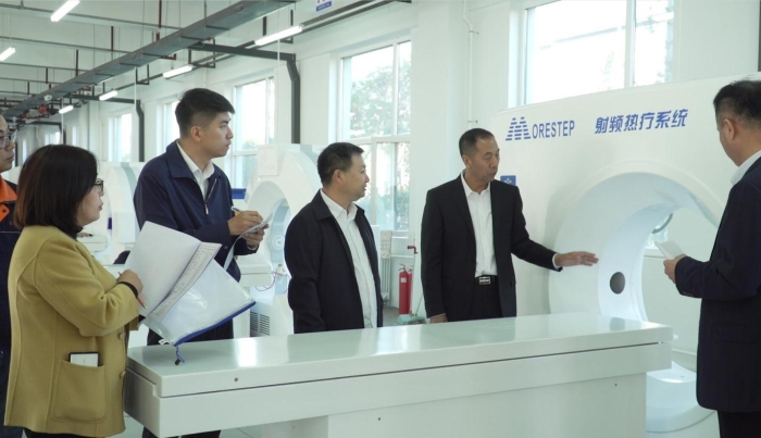 圖為吉林省藥監(jiān)局監(jiān)管人員在吉林省邁達醫(yī)療器械股份有限公司熱化療灌注機生產車間調研（資料圖，葉陽歡 攝）