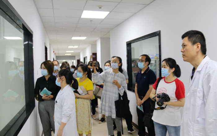 圖為福建省食品藥品質(zhì)量檢驗(yàn)研究院專家為觀眾詳細(xì)講解各類化妝品的檢驗(yàn)檢測(cè)流程。