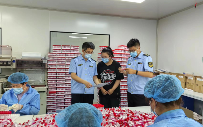 圖為第一分局監(jiān)管人員在山東博科科學(xué)儀器有限公司檢查一次性使用病毒采樣管。