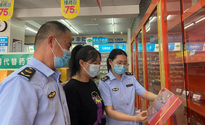 圖為臨海市市場(chǎng)監(jiān)管局執(zhí)法人員在一家藥店檢查藥品儲(chǔ)存情況。