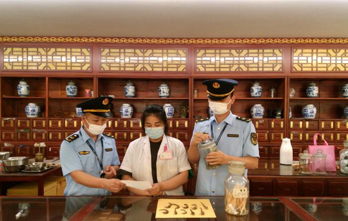 圖為南潯區(qū)市場監(jiān)管局執(zhí)法人員對一家藥品經(jīng)營企業(yè)所售海馬制品進行核查。