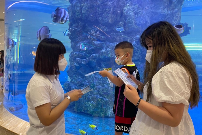 圖為工作人員向群眾發(fā)放兒童化妝品安全科普宣傳資料。（葉陽歡攝）