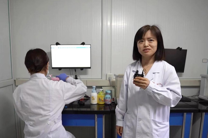 圖為吉林省藥檢院檢驗(yàn)人員介紹兒童化妝品檢驗(yàn)流程。（葉陽歡攝）