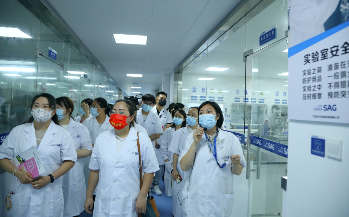 圖為市民代表在廣西民生中檢聯(lián)檢測(cè)有限公司專業(yè)化妝品檢測(cè)人員的引領(lǐng)下近距離觀摩實(shí)驗(yàn)場(chǎng)所。