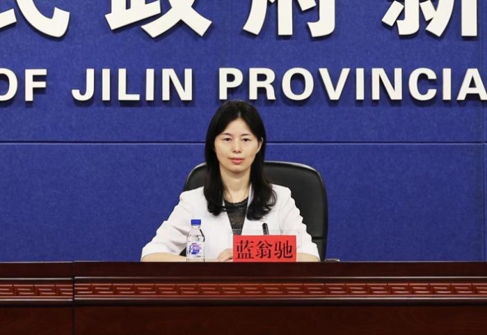 圖為吉林省藥監(jiān)局黨組成員、副局長藍翁馳介紹有關(guān)情況并答記者問。