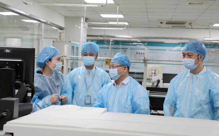 圖為檢查組對企業(yè)實(shí)驗(yàn)室進(jìn)行檢查（程奇攝）