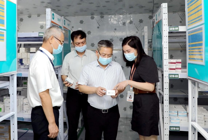 圖為檢查組在企業(yè)試劑儲備庫檢查（程奇攝）