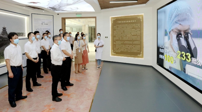 圖為調(diào)研組參觀中藥民族藥標(biāo)本館。（程奇攝）