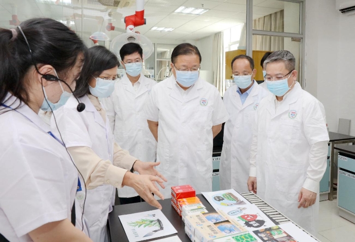 圖為調(diào)研組在質(zhì)譜實(shí)驗(yàn)室了解中藥民族藥安全性檢測平臺(tái)建設(shè)情況。（程奇攝）