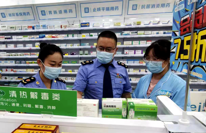 圖為涪陵區(qū)江東街道市場(chǎng)監(jiān)管所執(zhí)法人員在一家藥店檢查藥品。