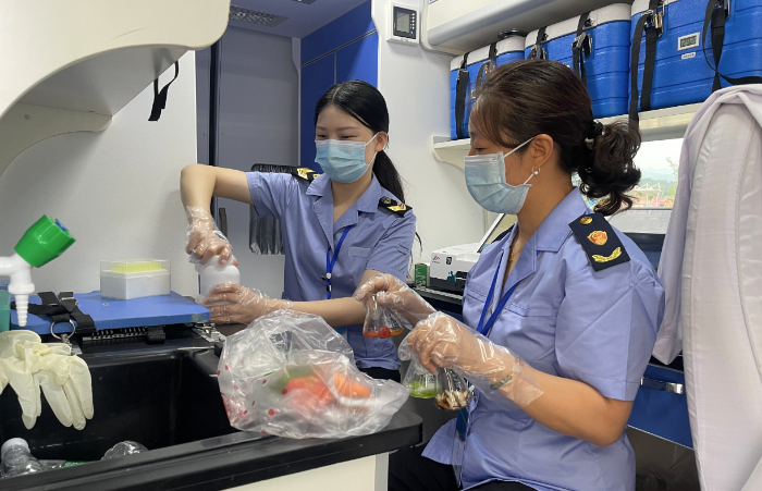 圖為7月9日，桐柏縣市場監(jiān)管局工作人員現(xiàn)場檢測食品樣品。