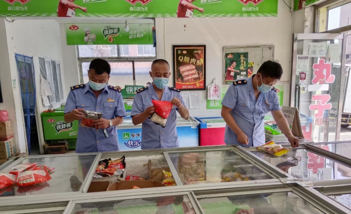 圖為黑山縣市場(chǎng)監(jiān)管局城南所執(zhí)法人員在一家超市檢查冷凍食品貯存情況。