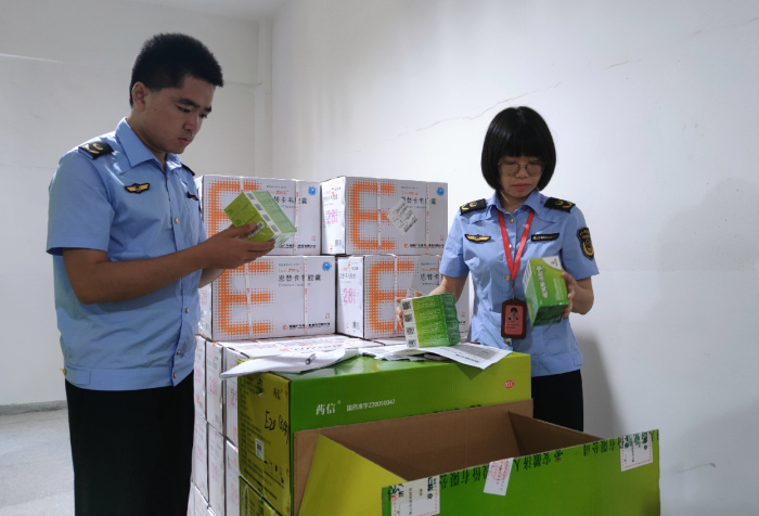 圖為第二檢查所執(zhí)法人員在一家藥品生產(chǎn)企業(yè)檢查特殊藥品質(zhì)量。