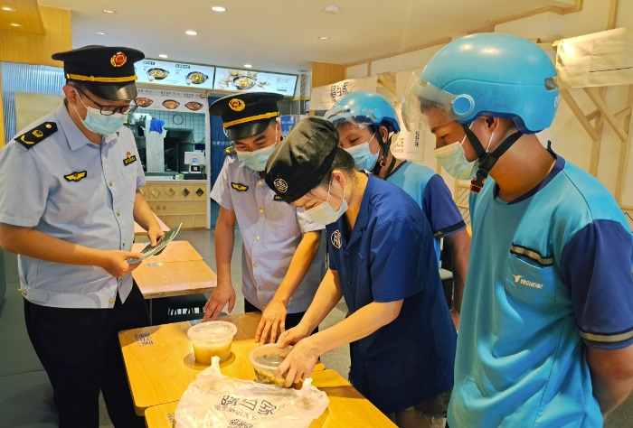 圖為7月25日，于都縣市場(chǎng)監(jiān)管局執(zhí)法人員在一家網(wǎng)絡(luò)餐飲單位檢查。